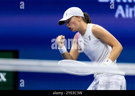 Flushing Meadow, Usa. 31. August 2024. IgA Swiatek aus Polen reagiert im ersten Satz gegen Anastasia Pawlyuchenkova aus Russland in der dritten Runde im Arthur Ashe Stadium der US Open Tennis Championships 2024 im USTA Billie Jean King National Tennis Center am Samstag, den 31. August 2024 in New York City. Foto: Corey Sipkin/UPI Credit: UPI/Alamy Live News Stockfoto