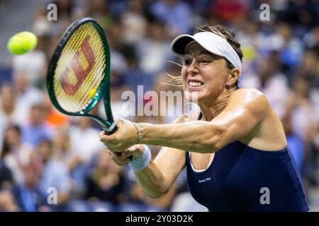 Flushing Meadow, Usa. 31. August 2024. Anastasia Pawlyuchenkova aus Russland gibt einen Ball an IgA Swiatek aus Polen in der dritten Runde im Arthur Ashe Stadium der US Open Tennis Championships 2024 im USTA Billie Jean King National Tennis Center am Samstag, den 31. August 2024 in New York City zurück. Foto: Corey Sipkin/UPI Credit: UPI/Alamy Live News Stockfoto