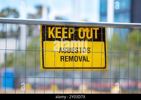 Warnschild zur Asbestentfernung Stockfoto