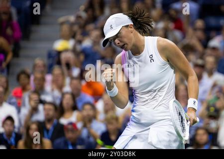 Flushing Meadow, Usa. 31. August 2024. IgA Swiatek aus Polen feiert ihren Sieg gegen Anastasia Pawlyuchenkova aus Russland in der dritten Runde im Arthur Ashe Stadium der US Open Tennis Championships 2024 im USTA Billie Jean King National Tennis Center am Samstag, den 31. August 2024 in New York City. Foto: Corey Sipkin/UPI Credit: UPI/Alamy Live News Stockfoto