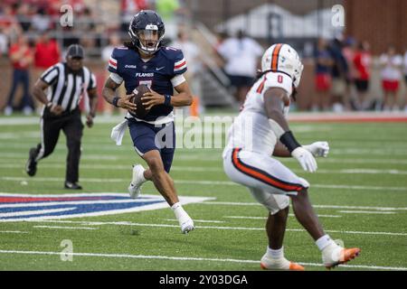 31. August 2024: Der Quarterback der Liberty Flames Kaidon Salter (7) kämpft während des NCAA-Fußballspiels zwischen den Campbell Fighting Kamels und den Liberty Flames im Williams Stadium in Lynchburg, VA. Jonathan Huff/CSM Stockfoto