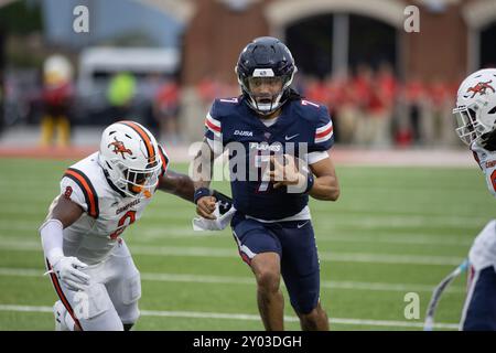 31. August 2024: Der Quarterback der Liberty Flames Kaidon Salter (7) kämpft während des NCAA-Fußballspiels zwischen den Campbell Fighting Kamels und den Liberty Flames im Williams Stadium in Lynchburg, VA. Jonathan Huff/CSM Stockfoto