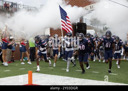 31. August 2024: Liberty Flames erobert das Feld vor dem NCAA-Fußballspiel zwischen den Campbell Fighting Kamels und den Liberty Flames im Williams Stadium in Lynchburg, VA. Jonathan Huff/CSM Stockfoto