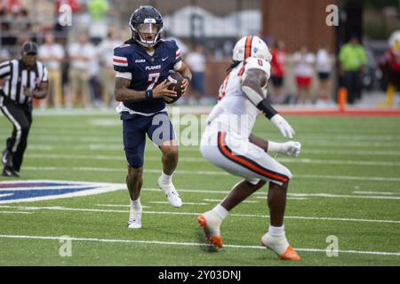 31. August 2024: Der Quarterback der Liberty Flames Kaidon Salter (7) kämpft während des NCAA-Fußballspiels zwischen den Campbell Fighting Kamels und den Liberty Flames im Williams Stadium in Lynchburg, VA. Jonathan Huff/CSM Stockfoto