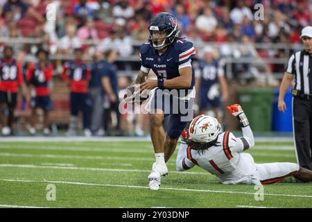 31. August 2024: Der Quarterback der Liberty Flames Kaidon Salter (7) kämpft während des NCAA-Fußballspiels zwischen den Campbell Fighting Kamels und den Liberty Flames im Williams Stadium in Lynchburg, VA. Jonathan Huff/CSM Stockfoto