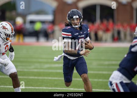 31. August 2024: Der Quarterback der Liberty Flames Kaidon Salter (7) kämpft während des NCAA-Fußballspiels zwischen den Campbell Fighting Kamels und den Liberty Flames im Williams Stadium in Lynchburg, VA. Jonathan Huff/CSM Stockfoto