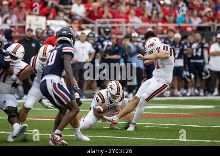 31. August 2024: Campbell Fighting Camels Place Kicker Connor Lytton (90) tritt einen Punkt nach dem NCAA-Fußballspiel zwischen den Campbell Fighting Camels und den Liberty Flames im Williams Stadium in Lynchburg, VA. Jonathan Huff/CSM Stockfoto