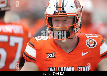 31. August 2024: Der Oklahoma State Cowboys Kicker Logan Ward (19) während eines Fußballspiels zwischen den South Dakota State University Jackrabbits und den Oklahoma State Cowboys im Boone Pickens Stadium in Stillwater, OK. Graues Siegel/CSM. Korrigiert eine frühere Version dieses Bildes, bei der die Ereignisinformationen falsch identifiziert wurden Stockfoto