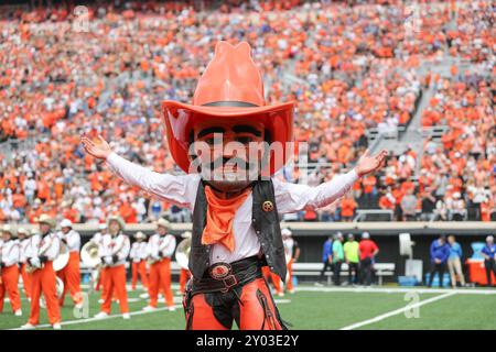 31. August 2024: Oklahoma State University Mascot Pistol Pete während eines Fußballspiels zwischen den South Dakota State University Jackrabbits und den Oklahoma State Cowboys im Boone Pickens Stadium in Stillwater, OK. Graues Siegel/CSM. Korrektur für eine frühere Version dieses Bildes, bei der die Ereignisinformationen falsch identifiziert wurden (Credit Image: © Gray Siegel/Cal Sport Media) Stockfoto