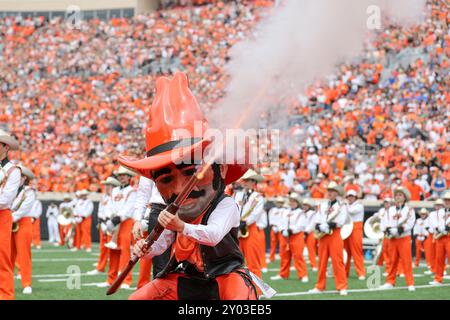 31. August 2024: Oklahoma State University Mascot Pistol Pete während eines Fußballspiels zwischen den South Dakota State University Jackrabbits und den Oklahoma State Cowboys im Boone Pickens Stadium in Stillwater, OK. Graues Siegel/CSM. Korrigiert eine frühere Version dieses Bildes, bei der die Ereignisinformationen falsch identifiziert wurden Stockfoto