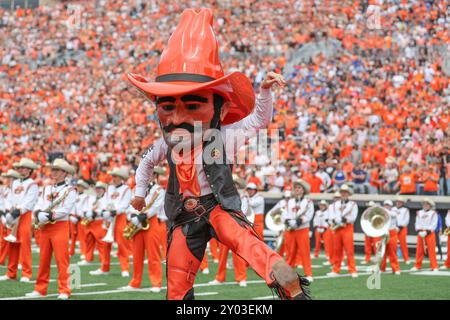 31. August 2024: Oklahoma State University Mascot Pistol Pete während eines Fußballspiels zwischen den South Dakota State University Jackrabbits und den Oklahoma State Cowboys im Boone Pickens Stadium in Stillwater, OK. Graues Siegel/CSM. Korrigiert eine frühere Version dieses Bildes, bei der die Ereignisinformationen falsch identifiziert wurden Stockfoto