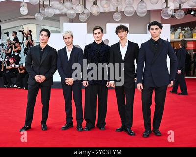 Venedig, 81. Internationales Filmfestival Venedig - vierter Abend - roter Teppich des Films Battlefield im Foto: Lift Boys - Tim Schaecker, Julien Brown, Luis Freitag, Bene Schulz und Jacob Rott Stockfoto