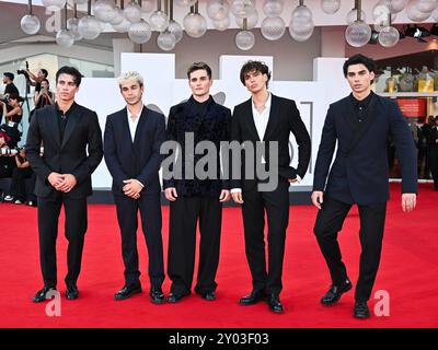 Venedig, 81. Internationales Filmfestival Venedig - vierter Abend - roter Teppich des Films Battlefield im Foto: Lift Boys - Tim Schaecker, Julien Brown, Luis Freitag, Bene Schulz und Jacob Rott Stockfoto