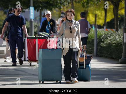 Vancouver, Kanada. 31. August 2024. Eine Studentin transportiert ihr hab und gut während des Umzugstages an der University of British Columbia in Vancouver, British Columbia, Kanada, 31. August 2024. Etwa 3.000 Studenten brachten ihr Eigentum am Samstag in ihre Wohnungen auf dem Campus der University of British Columbia (UBC) Vancouver, um sich auf das neue akademische Jahr vorzubereiten. Quelle: Liang Sen/Xinhua/Alamy Live News Stockfoto