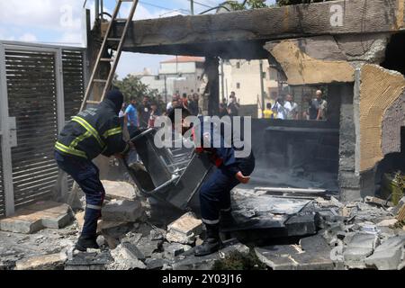 Hebron. 31. August 2024. Die Leute kontrollieren ein zerstörtes Haus, das von israelischen Truppen im Norden der Westjordanstadt Hebron am 31. August 2024 angegriffen wurde. Zwei Palästinenser wurden von israelischen Truppen im Norden der Westjordanstadt Hebron am Freitagabend getötet, sagte das palästinensische Gesundheitsministerium am Samstag. Quelle: Mamoun Wazwaz/Xinhua/Alamy Live News Stockfoto