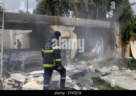 Hebron. 31. August 2024. Die Leute kontrollieren ein zerstörtes Haus, das von israelischen Truppen im Norden der Westjordanstadt Hebron am 31. August 2024 angegriffen wurde. Zwei Palästinenser wurden von israelischen Truppen im Norden der Westjordanstadt Hebron am Freitagabend getötet, sagte das palästinensische Gesundheitsministerium am Samstag. Quelle: Mamoun Wazwaz/Xinhua/Alamy Live News Stockfoto