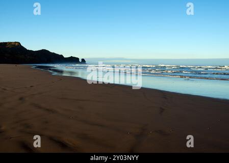 Klarer blauer Himmel über brechenden Wellen, bevor die Sünde auferstanden ist, Auckland Stockfoto