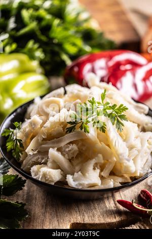 Vorgekochte Rinderbrust in einer Schüssel mit Gemüse und Kräutern zum Kochen. Stockfoto