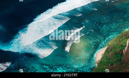 Drohnenblick auf die malerische Küste mit Meereswellen und aktuellem Kanal und Green Bowl Beach, Drohnenblick Stockfoto