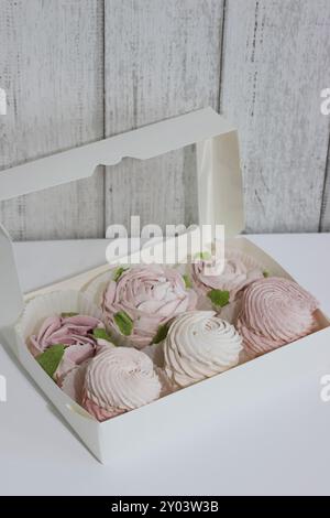 Hausgemachte Marshmallows in einer offenen Schachtel. Marshmallow-Blüten. Stockfoto