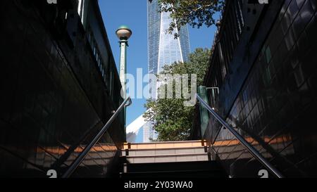 New York U-Bahn-Globus, U-Bahn-Lampe. Metropolitan Eingangstreppe, Manhattan. World Trade Center Tower, WTC und Oculus im Finanzviertel der Innenstadt. Öffentliche Verkehrsmittel, Treppe. Stockfoto