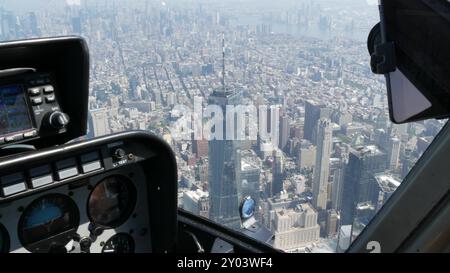 Hubschrauberrundflug in New York City, Hubschrauberrundflug über Manhattan, USA. World Trade Center Tower, Stadtzentrum, Tribeca. Extremtourismus, Reise USA. Kamera schüttelt. Bedienfeld. Stockfoto