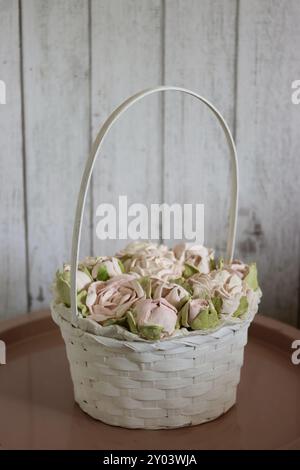 Marshmallows in einem Korb. Marshmallow-Blüten. Hausgemachte Marshmallows. Stockfoto