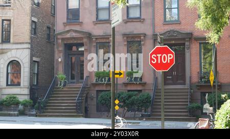 New York City Stadthaus Gebäude, Brooklyn Heights Wohnviertel, USA. Stadtarchitektur aus Brownstone, angeschlossenes Haus. US-Immobilien, amerikanische Immobilien, Wohnungen und Häuser in NYC. Stockfoto