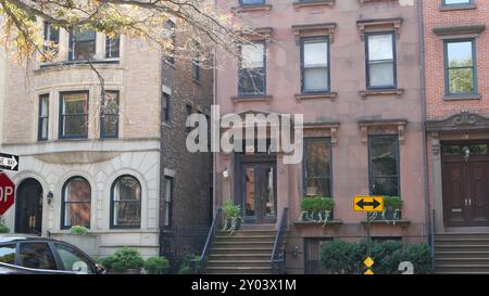 New York City Stadthaus Gebäude, Brooklyn Heights Wohnviertel, USA. Stadtarchitektur aus Brownstone, angeschlossenes Haus. US-Immobilien, amerikanische Immobilien, Wohnungen und Häuser in NYC. Stockfoto