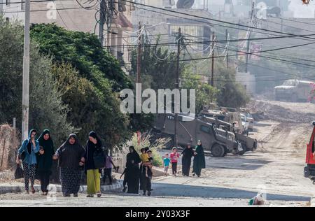 Jenin, Palästina. 31. August 2024. Palästinenser wandern in sicherere Gebiete aus, nachdem die israelische Armee Familien gezwungen hat, ihre Häuser zu verlassen, während die israelische Militäroffensive gegen das Flüchtlingslager Jenin im Westjordanland fortgesetzt wird. Quelle: SOPA Images Limited/Alamy Live News Stockfoto