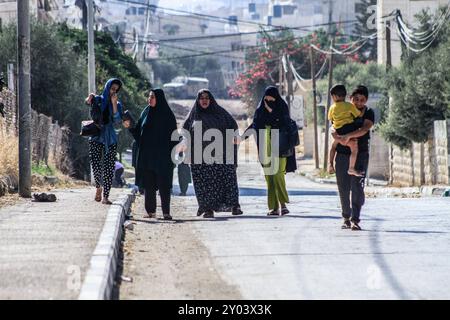 Jenin, Palästina. 31. August 2024. Palästinenser wandern in sicherere Gebiete aus, nachdem die israelische Armee Familien gezwungen hat, ihre Häuser zu verlassen, während die israelische Militäroffensive gegen das Flüchtlingslager Jenin im Westjordanland fortgesetzt wird. Quelle: SOPA Images Limited/Alamy Live News Stockfoto