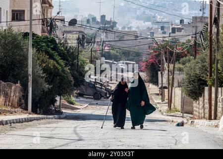 Jenin, Palästina. 31. August 2024. Palästinenser wandern in sicherere Gebiete aus, nachdem die israelische Armee Familien gezwungen hat, ihre Häuser zu verlassen, während die israelische Militäroffensive auf dem Flüchtlingslager Jenin im Westjordanland fortgesetzt wird. Quelle: SOPA Images Limited/Alamy Live News Stockfoto