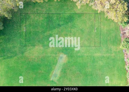 Von oben nach unten auf ein Rugby-Feld und ein synthetisches Cricketfeld in Australien Stockfoto