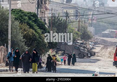 Jenin, Palästina. 31. August 2024. Palästinenser wandern in sicherere Gebiete aus, nachdem die israelische Armee Familien gezwungen hat, ihre Häuser zu verlassen, während die israelische Militäroffensive gegen das Flüchtlingslager Jenin im Westjordanland fortgesetzt wird. (Foto: Nasser Ishtayeh/SOPA Images/SIPA USA) Credit: SIPA USA/Alamy Live News Stockfoto