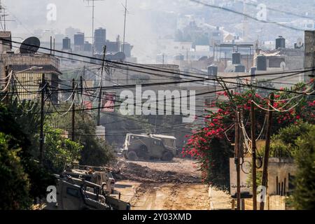 Jenin, Palästina. 31. August 2024. Israelische gepanzerte Fahrzeuge bewachen während einer Militäroperation im Flüchtlingslager Jenin im Westjordanland. (Foto: Nasser Ishtayeh/SOPA Images/SIPA USA) Credit: SIPA USA/Alamy Live News Stockfoto