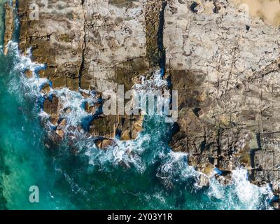 Luftaufnahme von oben nach unten auf die felsige Küste in Newcastle NSW Australien Stockfoto