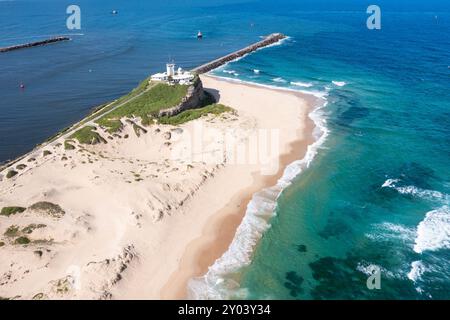 Luftaufnahme von Nobbys Beach - Newcastle Australien. Newcastle ist die zweitgrößte Stadt in NSW und hat viele schöne Strände. Stockfoto