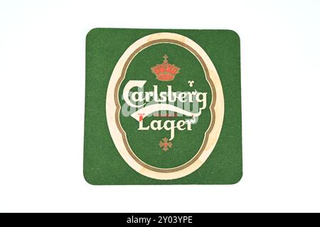 Vintage Carlsberg Pilsner Lager Bier Matte Coaster auf weißem Hintergrund– Wales, UK – 30. August 2024 Stockfoto