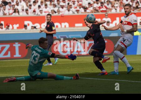 Alexander Nuebel (VfB Stuttgart) klaert vor Anthony Caci (Mainz 05) - VfB Stuttgart - 1.FSV Mainz 05 Bundesliga Saison 2024 25, Spieltag 2, VfB Stuttgart - 1. FC Mainz 05. Deutschland, Stuttgart, MHP Arena, 30.08.2024 (DFL DFB-VORSCHRIFTEN VERBIETEN DIE VERWENDUNG VON FOTOS als IAMGE-SEQUENZEN und/oder QUASI-VIDEO). Foto EIBNER/Günter Hofer Stockfoto