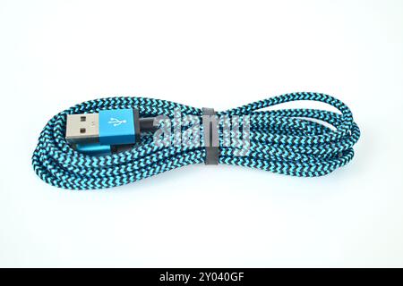 USB-Ladekabel in blau-schwarzem Geflecht – Wales, Großbritannien – 30. August 2024 Stockfoto