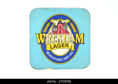 Wrexham Lager Beer Matte Achterbahn auf weißem Hintergrund – Wales, Großbritannien – 30. August 2024 Stockfoto