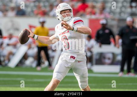 31. August 2024: Der Quarterback der UNLV Rebels Matthew Sluka (3) wirft einen Pass während eines Spiels zwischen den UNLV Rebels und den Houston Cougars in Houston, Texas. Trask Smith/CSM Stockfoto