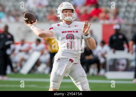 31. August 2024: Der Quarterback der UNLV Rebels Matthew Sluka (3) wirft einen Pass während eines Spiels zwischen den UNLV Rebels und den Houston Cougars in Houston, Texas. Trask Smith/CSM Stockfoto