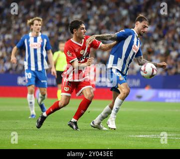 Sabadell, Barcelona, Spanien. 31. August 2024. Barcelona Spanien 31.08.2024 Fernando Calero (Espanyol) und Sergio Camello (Rayo Vallecano) kämpfen um den Ball während der La Liga EA Sports zwischen Espanyol und Rayo Vallecano am 31. August 2024 in Barcelona. (Kreditbild: © Xavi Urgeles/ZUMA Press Wire) NUR REDAKTIONELLE VERWENDUNG! Nicht für kommerzielle ZWECKE! Stockfoto