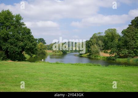 Britische Landschaft mit See und Bäumen Stockfoto