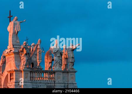 Statuen an der Außenseite der Archbasilika San Giovanni in Laterano, Rom, Italien Stockfoto