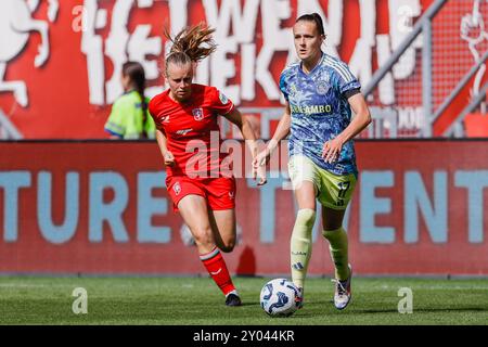 Enschede, Niederlande. 31. August 2024. ENSCHEDE, NIEDERLANDE - AUGUST 31: Bente Jansen vom AFC Ajax läuft mit dem Ball beim niederländischen Super Cup Vrouwen Spiel zwischen dem FC Twente Women und dem AFC Ajax Women am 31. August 2024 in de Grolsch Veste in Enschede, Niederlande. (Foto von Raymond Smit/Orange Pictures) Credit: Orange Pics BV/Alamy Live News Stockfoto