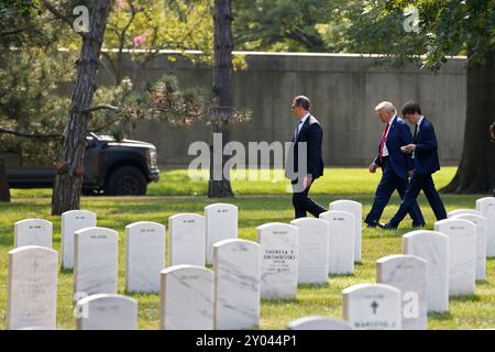 Arlington, Virginia, USA. August 2024. Der republikanische Präsidentschaftskandidat DONALD TRUMP verlässt eine Veranstaltung auf dem Arlington National Cemetery zum dritten Jahrestag der Bombardierung von Abbey Gate in Afghanistan, bei der 13 amerikanische Truppen getötet wurden. (Kreditbild: © Mark Alfred/ZUMA Press Wire) NUR REDAKTIONELLE VERWENDUNG! Nicht für kommerzielle ZWECKE! Stockfoto