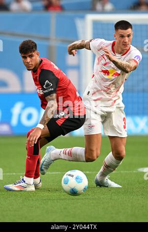 Leverkusen, Deutschland. 31. August 2024. Piero Hincapie (L) von Bayer 04 Leverkusen streitet mit Benjamin Sesko vom RB Leipzig während des ersten Ligaspiels in Leverkusen, Deutschland, 31. August 2024. Quelle: Ulrich Hufnagel/Xinhua/Alamy Live News Stockfoto