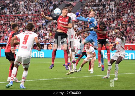 Leverkusen, Deutschland. 31. August 2024. Patrik Schick (Top, 1. L) von Bayer 04 Leverkusen und El Chadaille Bitshiabu (Top, 2. L) von RB Leipzig spielen beim ersten Bundesliga-Spiel in Leverkusen am 31. August 2024 den Ball. Quelle: Ulrich Hufnagel/Xinhua/Alamy Live News Stockfoto